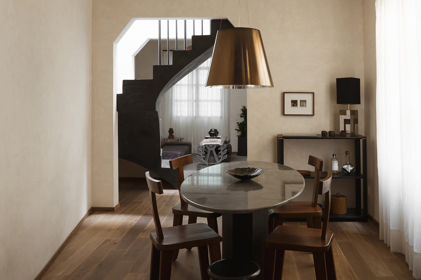 Спокойная роскошь в интерьере мексиканской квартиры для холостяка – проект Chloé Mason Gray