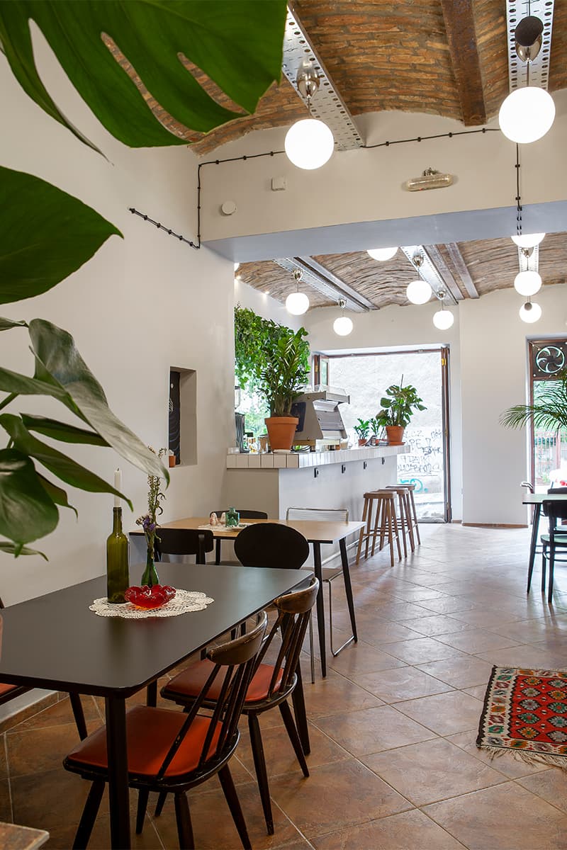 По-домашнему уютный интерьер кафе в Белграде – проект FREYA Architects