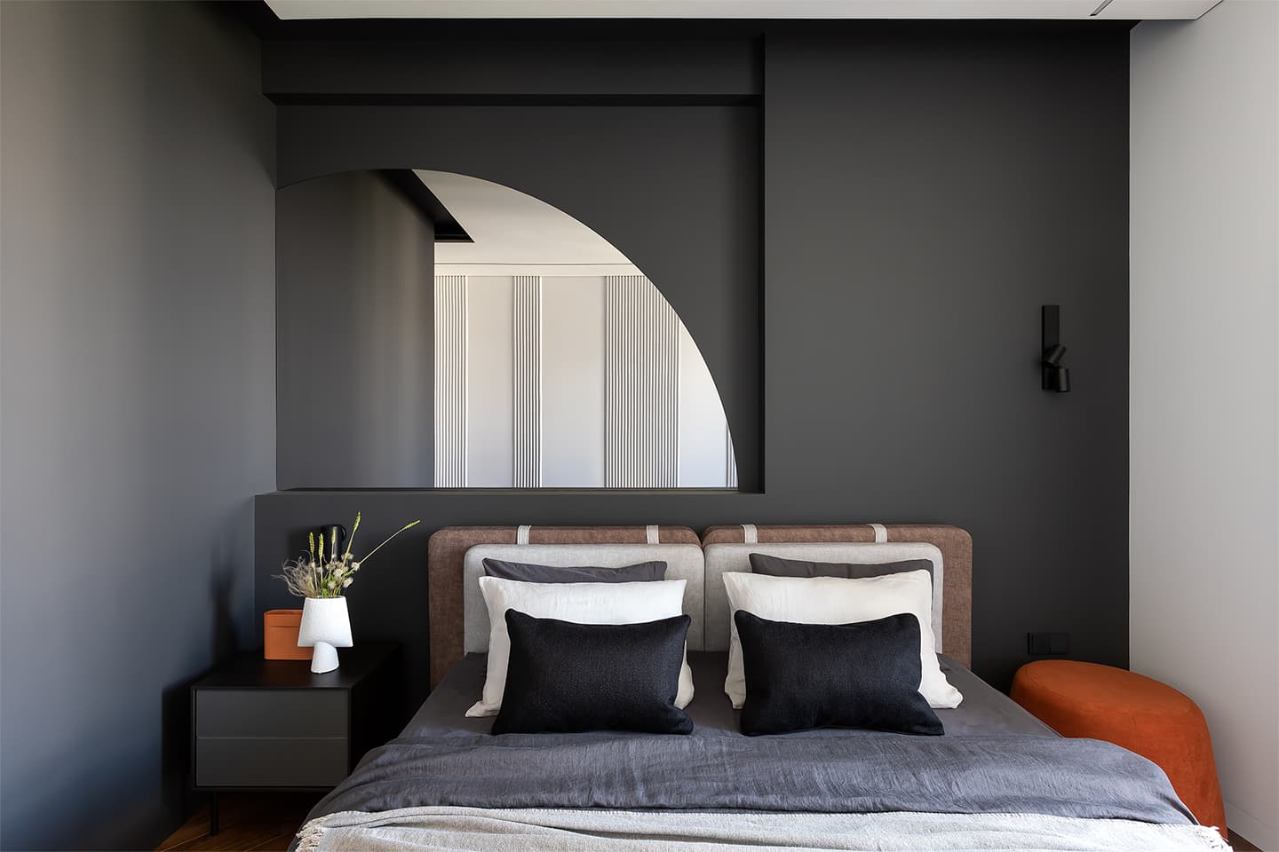 Найти пятый угол: интерьер квартиры с диагональными стенами и нелинейной планировкой – проект Ольги Божьевой