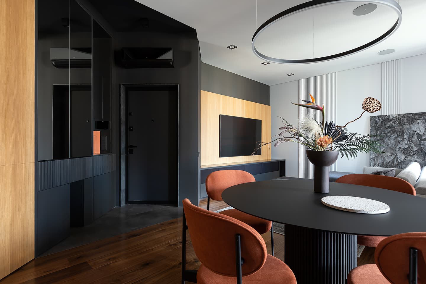 Найти пятый угол: интерьер квартиры с диагональными стенами и нелинейной планировкой – проект Ольги Божьевой