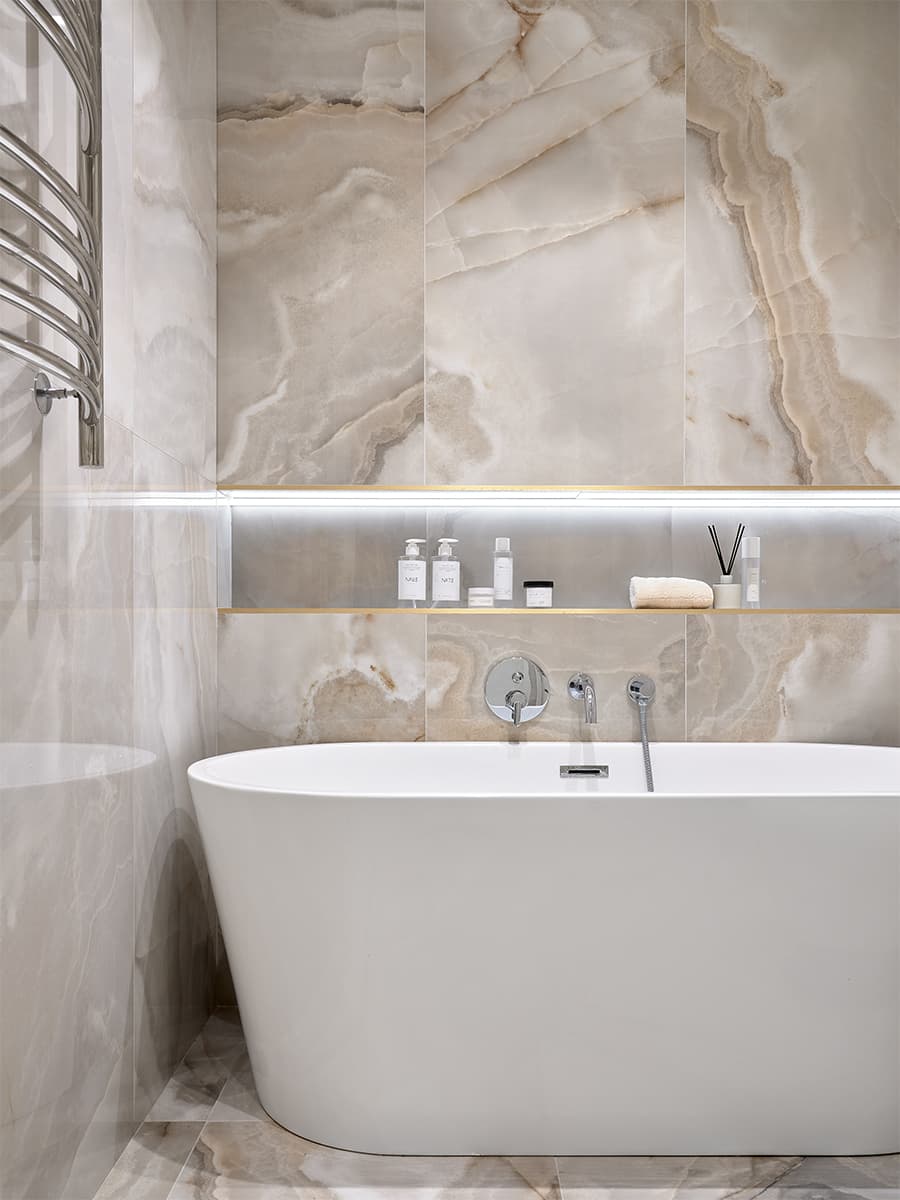 Нарядный интерьер с мраморными и латунными акцентами – проект I+E Spaces Studio