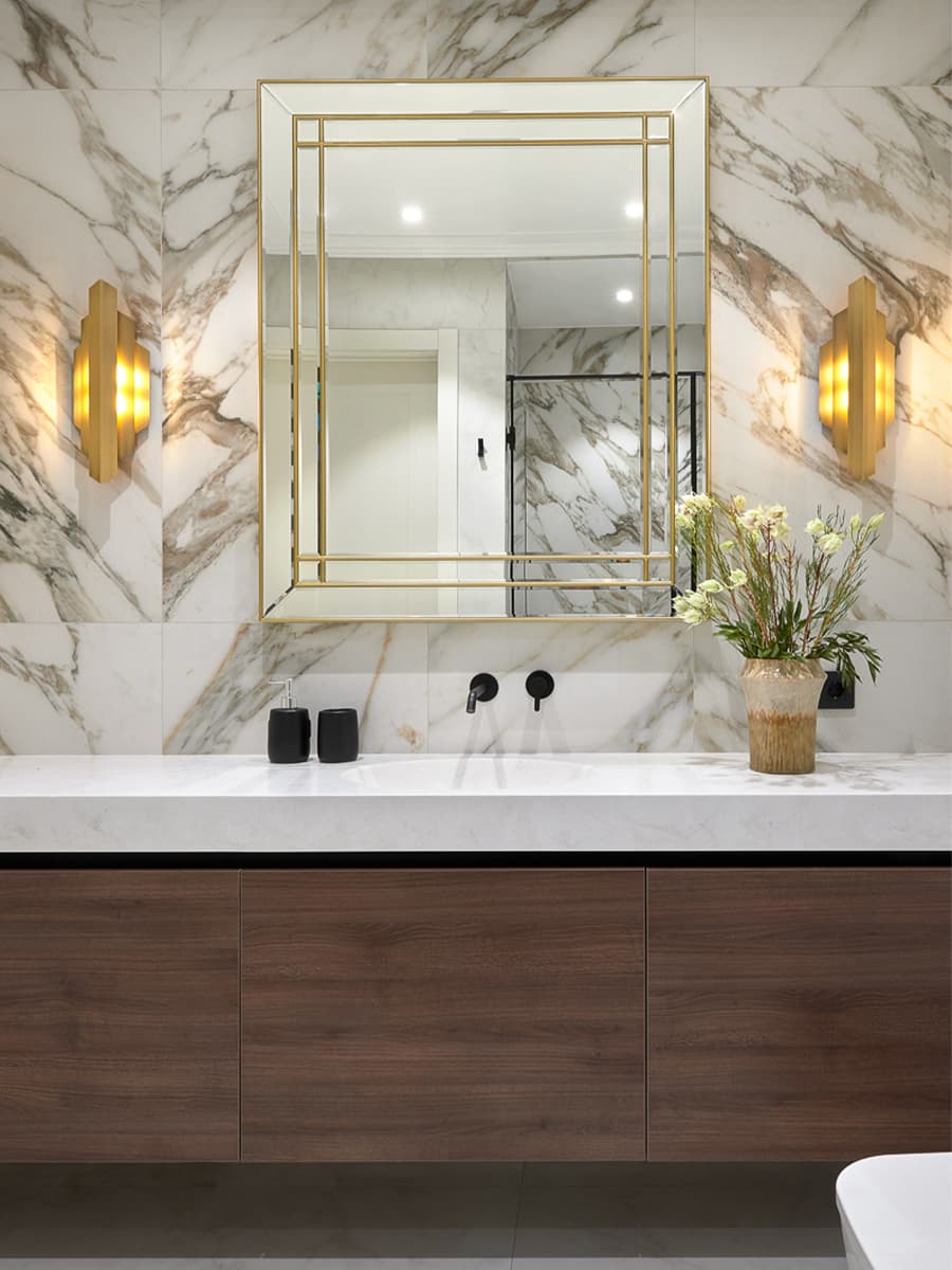 Нарядный интерьер с мраморными и латунными акцентами – проект I+E Spaces Studio