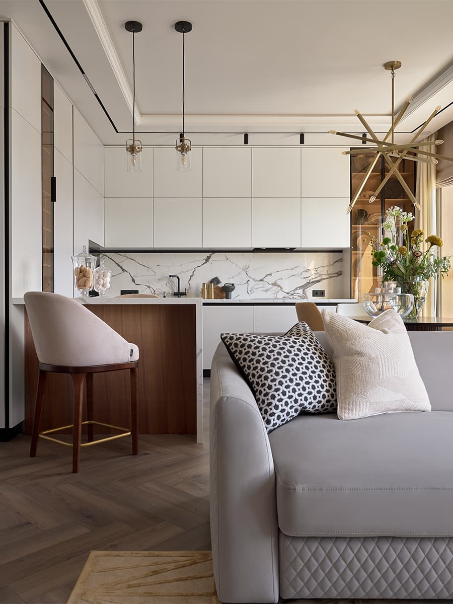 Нарядный интерьер с мраморными и латунными акцентами – проект I+E Spaces Studio