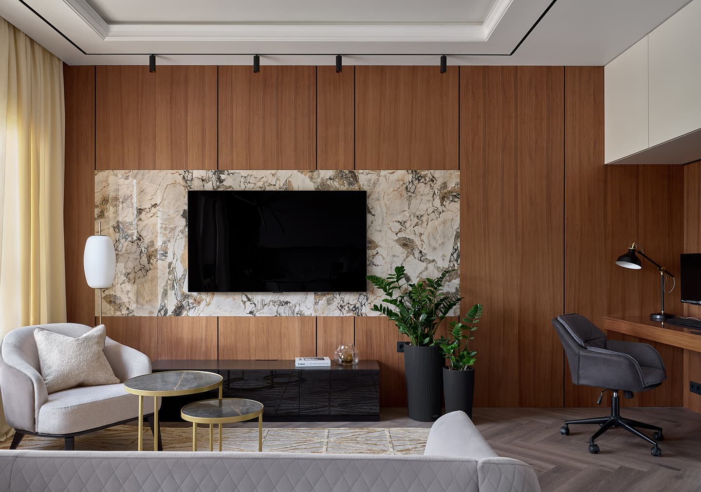Нарядный интерьер с мраморными и латунными акцентами – проект I+E Spaces Studio