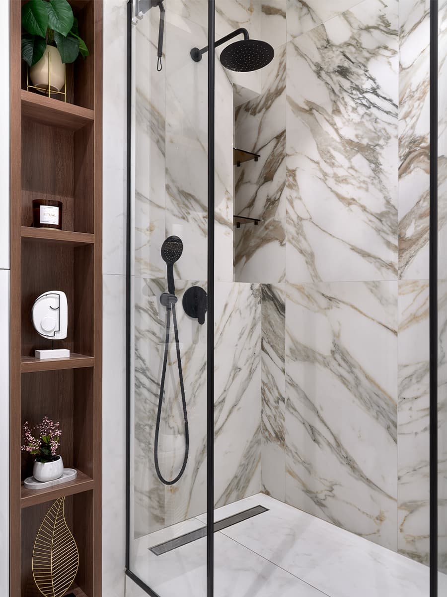 Нарядный интерьер с мраморными и латунными акцентами – проект I+E Spaces Studio