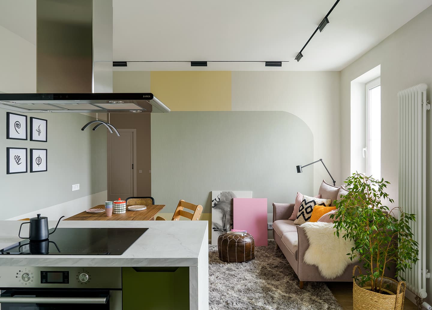 Эклектичный интерьер в технике color blocking для семьи с маленькой дочкой – проект Любови Уткиной