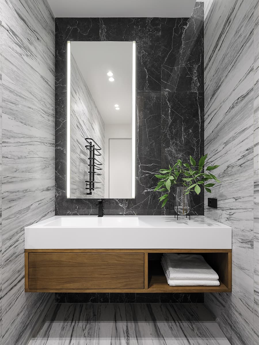 Контрастный интерьер с архитектурным зонированием для любителей путешествий – проект студии A&ES