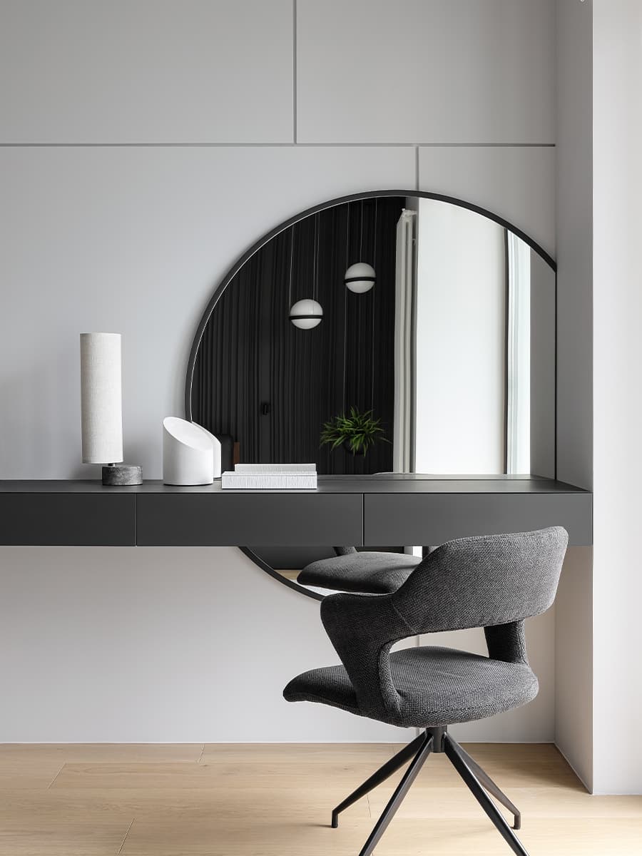 Контрастный интерьер с архитектурным зонированием для любителей путешествий – проект студии A&ES