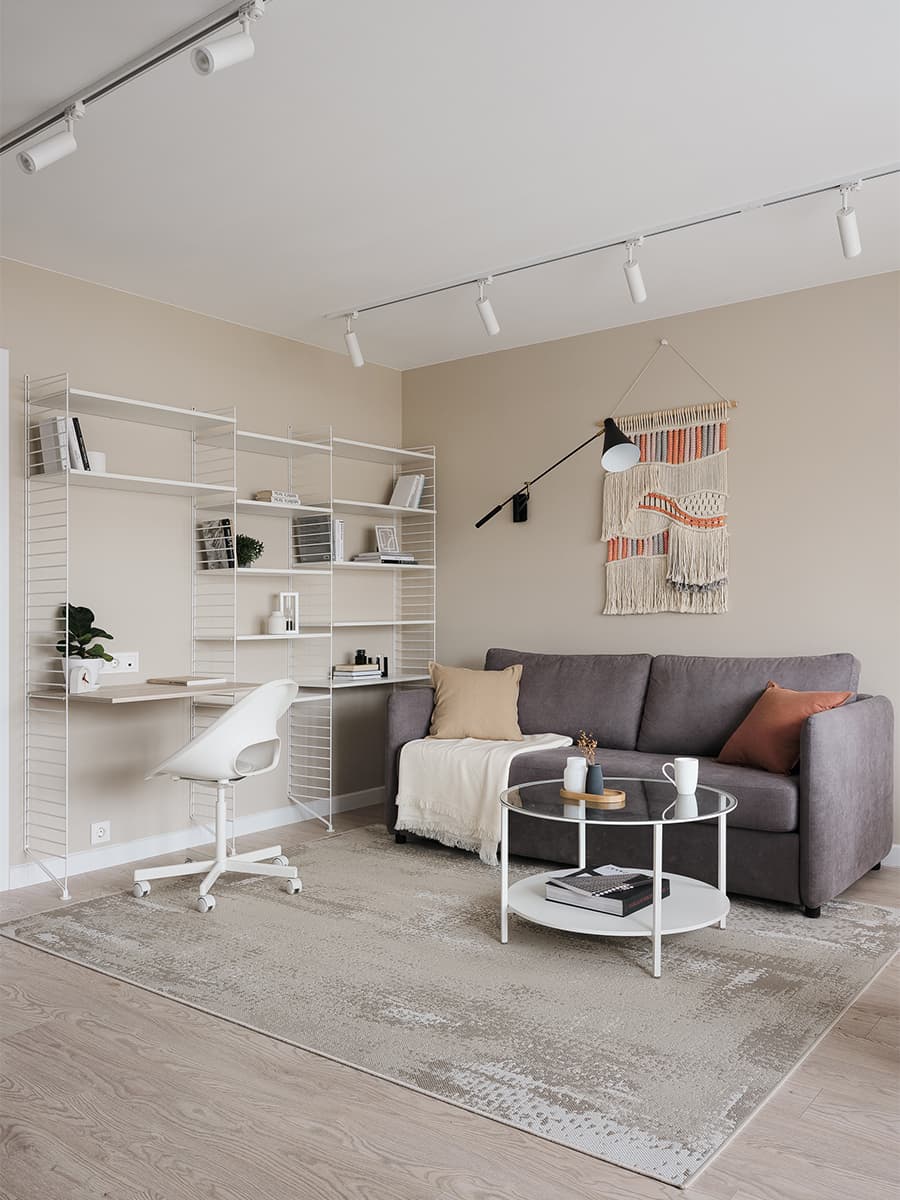 Светлый интерьер квартиры для сдачи в аренду с оливковыми и горчичными акцентами – проект LIVET Architects