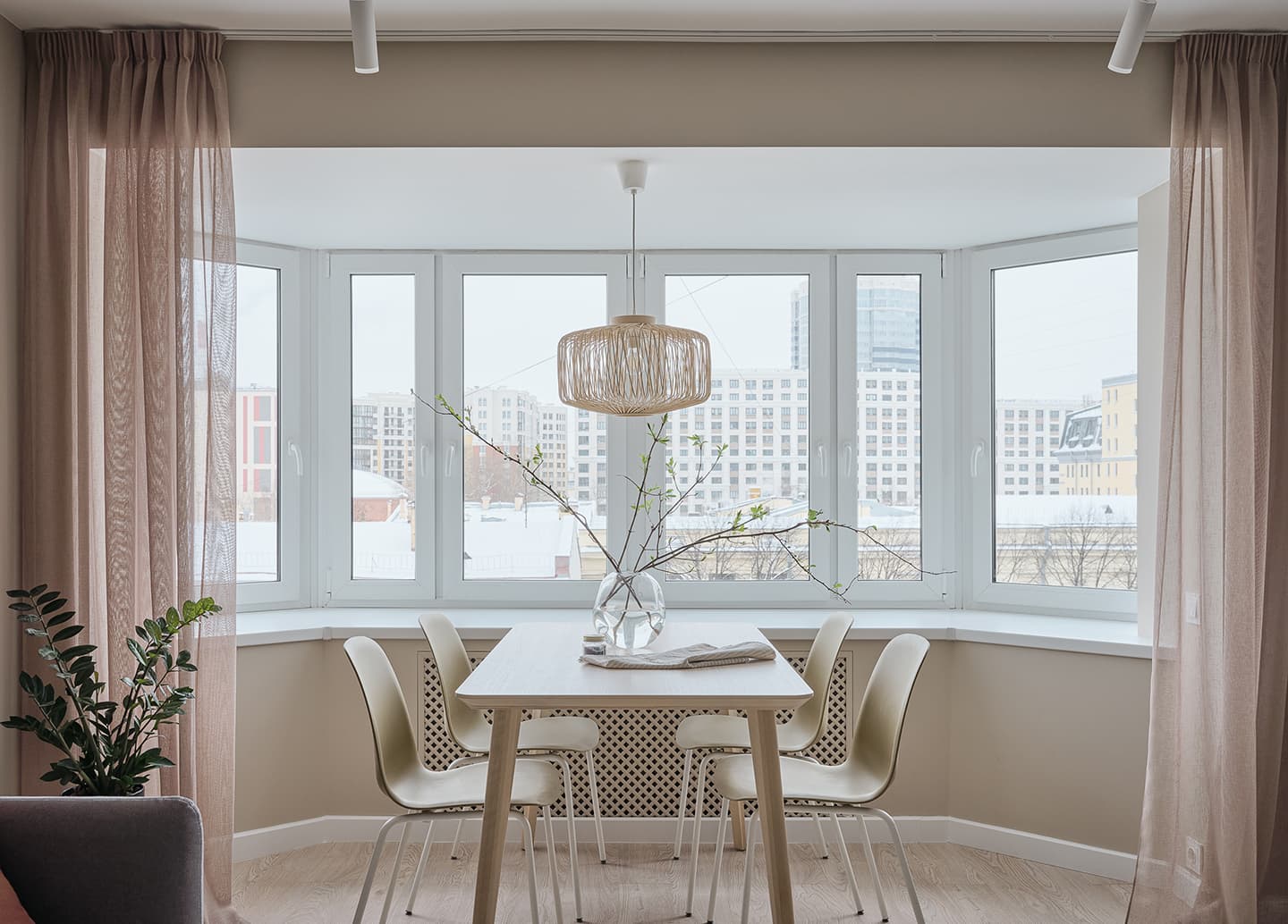 Светлый интерьер квартиры для сдачи в аренду с оливковыми и горчичными акцентами – проект LIVET Architects