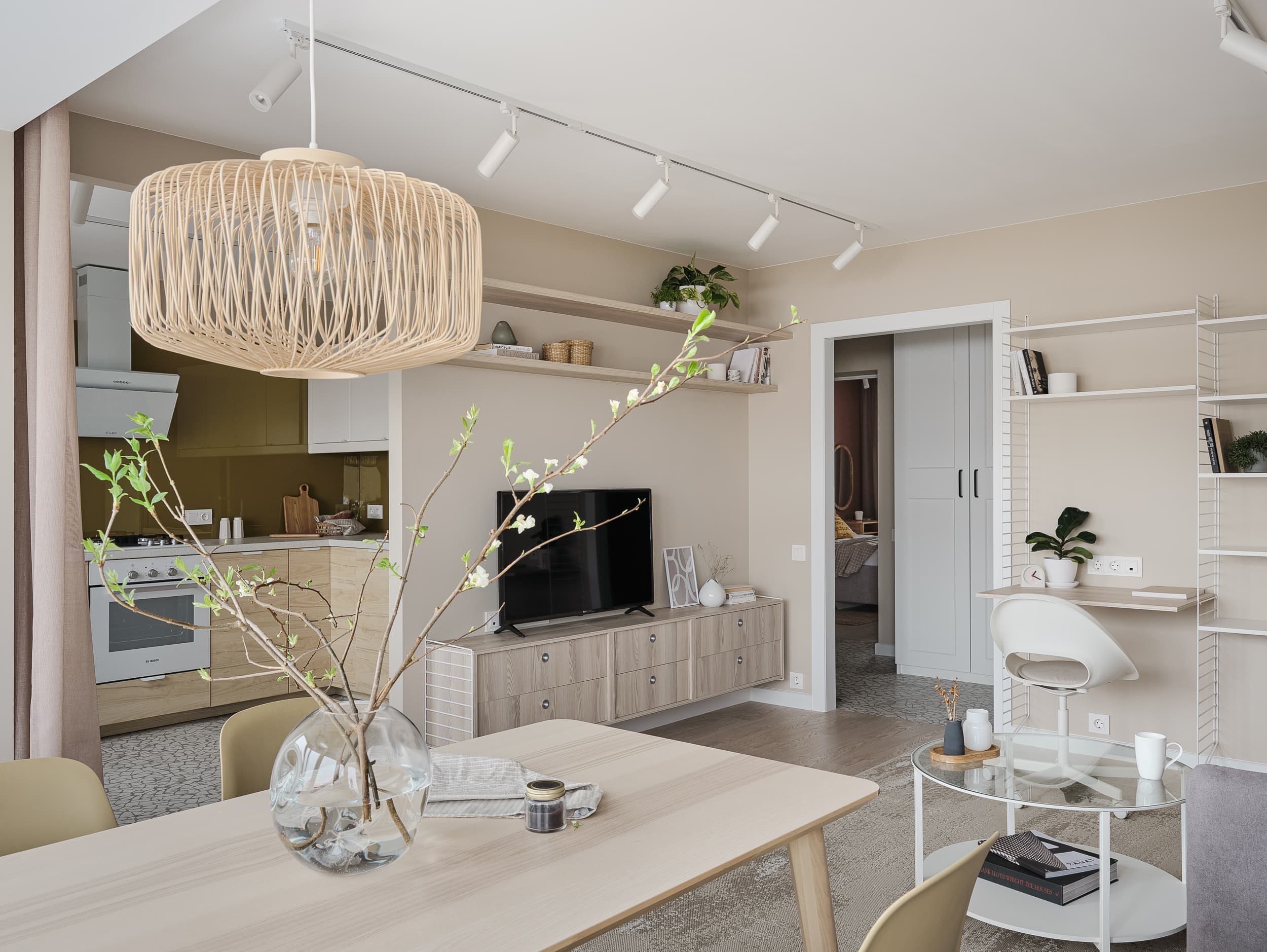 Светлый интерьер квартиры для сдачи в аренду с оливковыми и горчичными акцентами – проект LIVET Architects