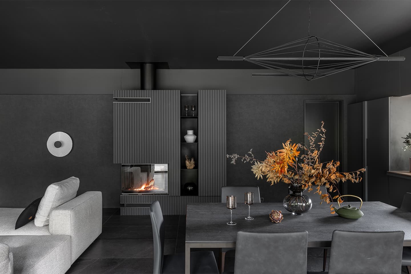 Total black интерьер для просторного загородного дома – проект ZROBIM architects