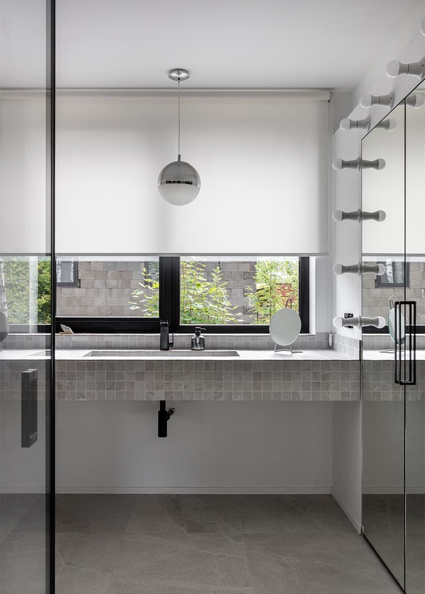 Total black интерьер для просторного загородного дома – проект ZROBIM architects