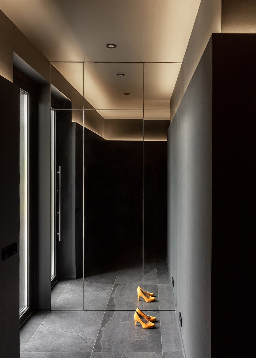 Total black интерьер для просторного загородного дома – проект ZROBIM architects