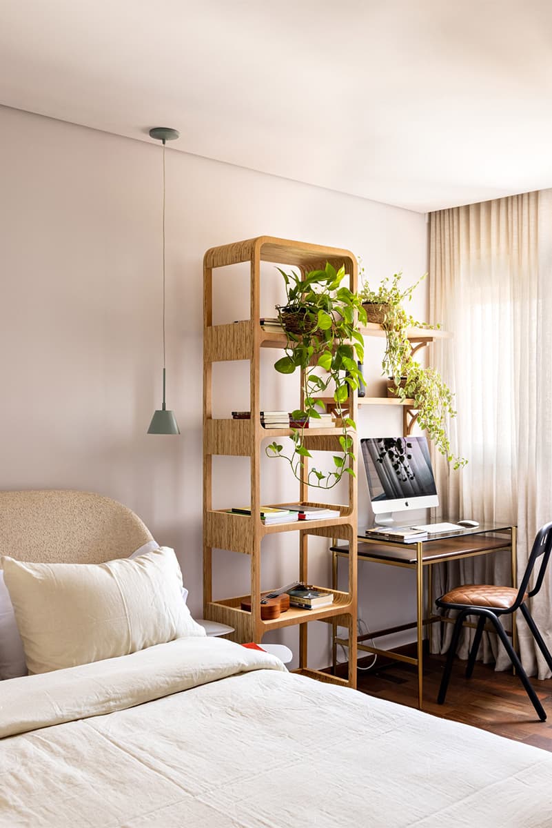 Ломаные линии, стекло и предметы искусства в интерьере бразильского пентхауса – проект Memola Estudio