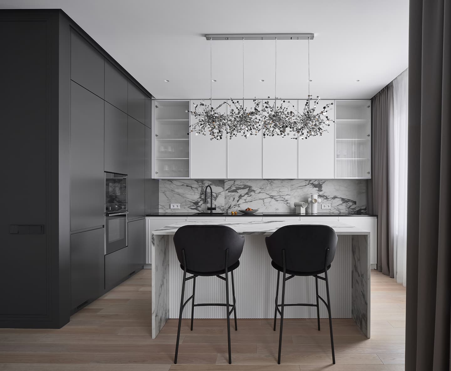 Инь и ян: тотальный монохром в интерьере московской квартиры – проект дизайн-бюро LINES