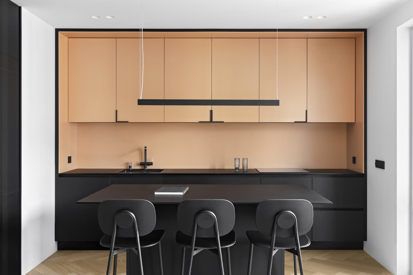 Ода функциональности: color-blocking и продуманные сценарии движения в интерьере минской квартиры – проект Михаила Курносова