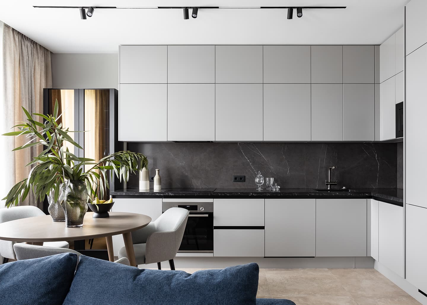 Сбалансированный интерьер с деревянными акцентами – проект Екатерины Третьяковой