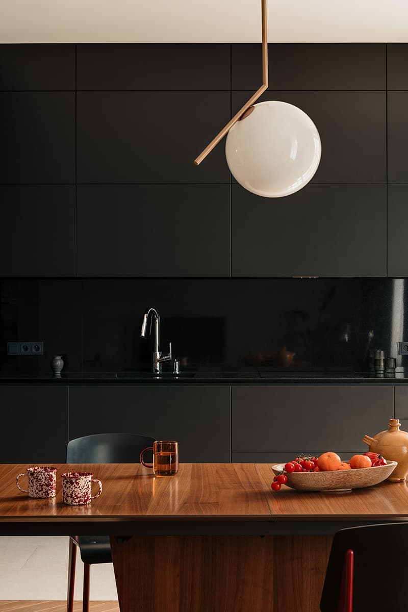 Сбалансированный интерьер с деревянными акцентами – проект Екатерины Третьяковой