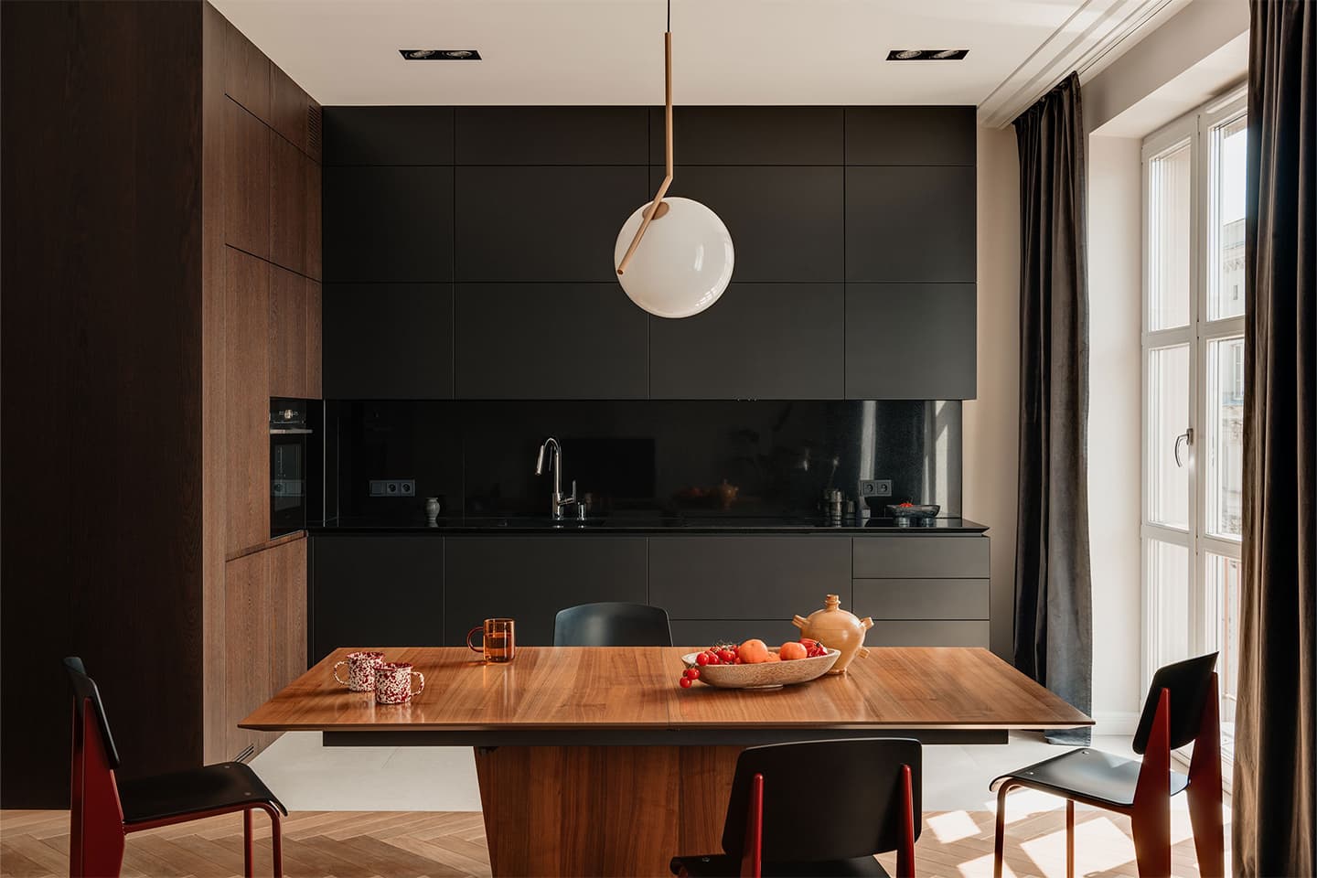 Сбалансированный интерьер с деревянными акцентами – проект Екатерины Третьяковой