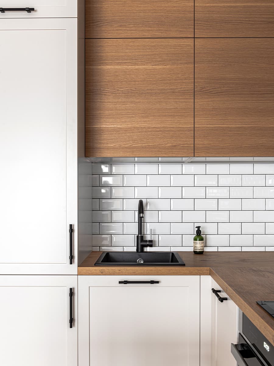 ОИнтерьер компактных апартаментов с яркой ванной комнатой – проект Анны и Дмитрия Коробко