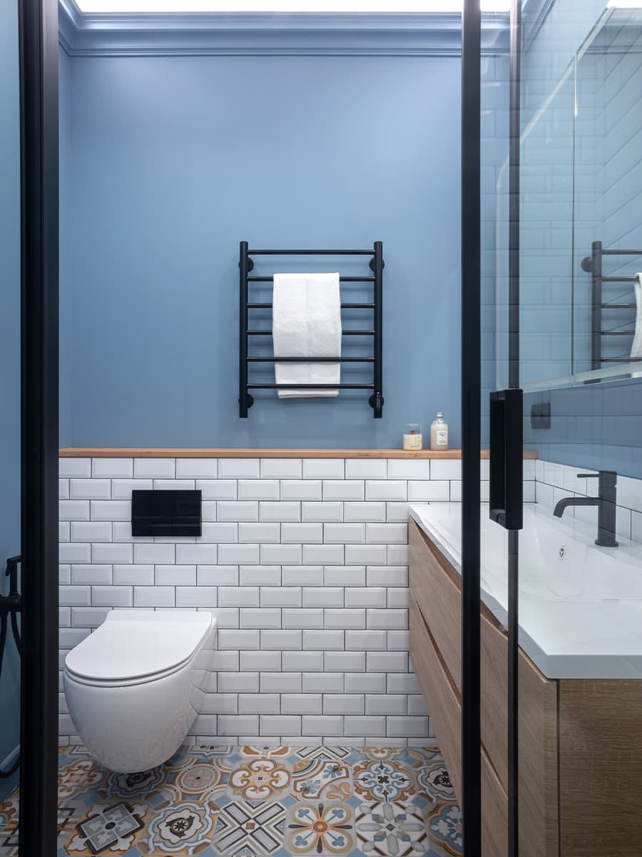 ОИнтерьер компактных апартаментов с яркой ванной комнатой – проект Анны и Дмитрия Коробко