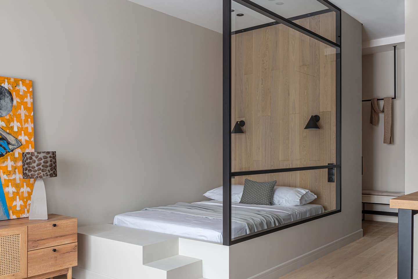 Интерьер компактных апартаментов с яркой ванной комнатой – проект Анны и Дмитрия Коробко