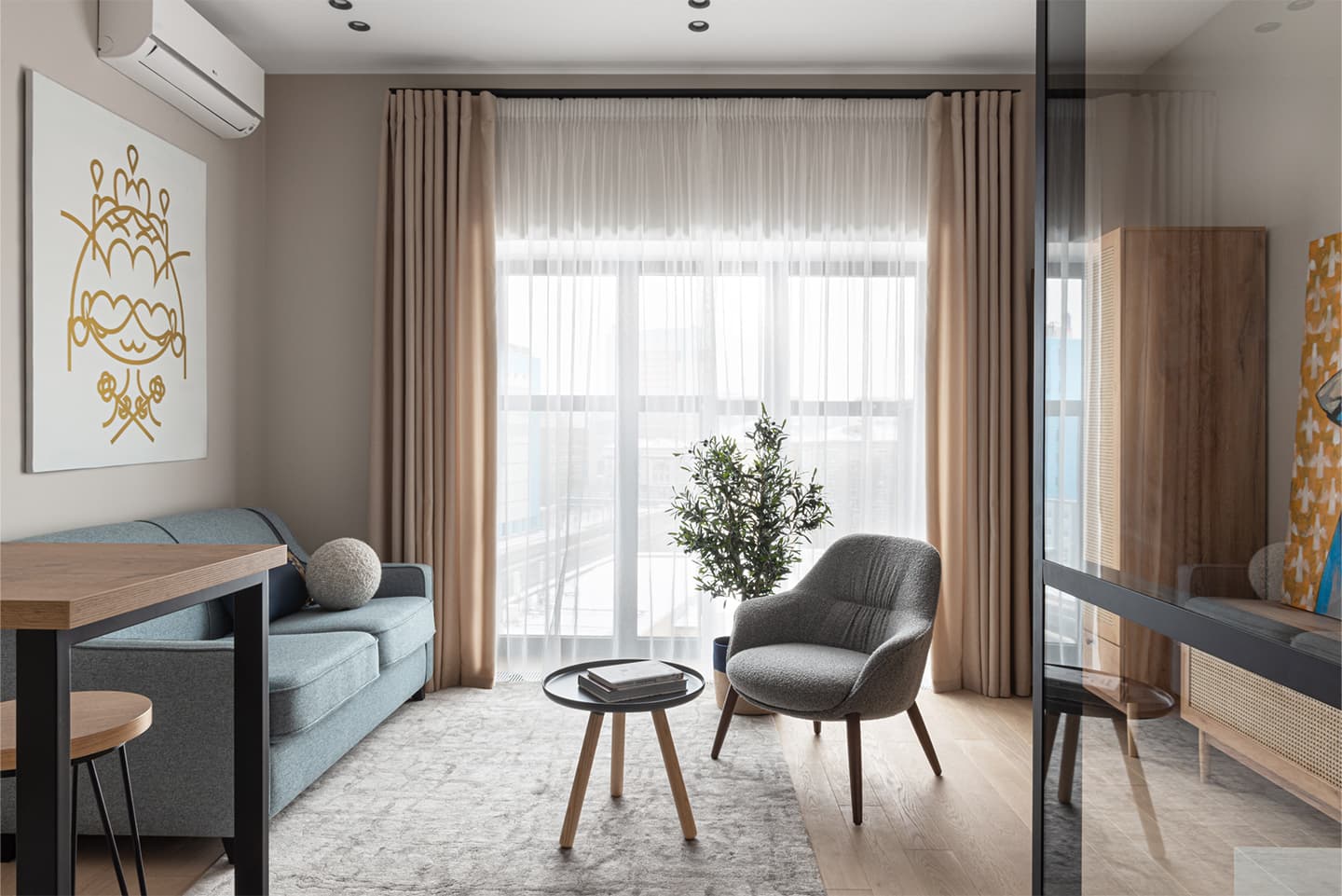 Интерьер компактных апартаментов с яркой ванной комнатой – проект Анны и Дмитрия Коробко