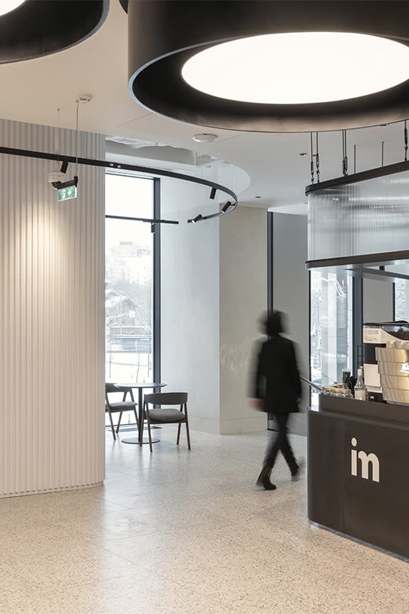 ОМногоцветный интерьер семиэтажного технологичного офиса в Москве – проект архитектурного бюро T+T Architects