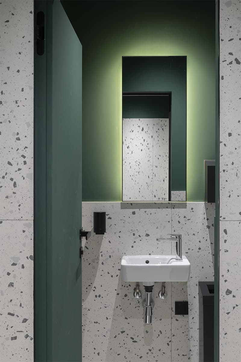 ОМногоцветный интерьер семиэтажного технологичного офиса в Москве – проект архитектурного бюро T+T Architects