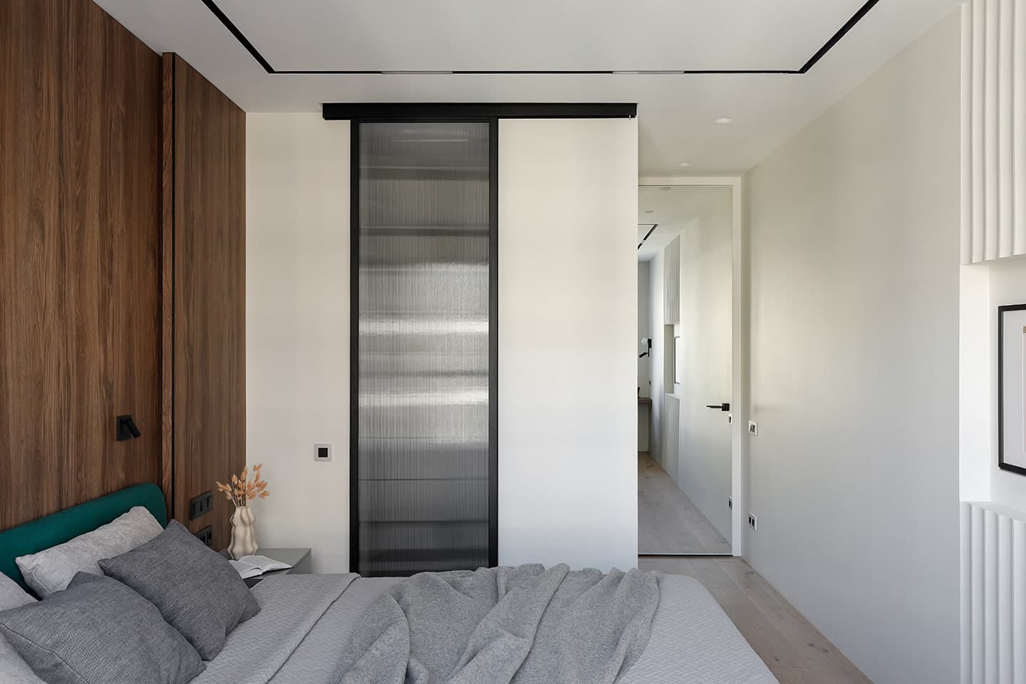 Гармоничный интерьер с природной основой и яркими акцентами – проект Ольги Ивановой