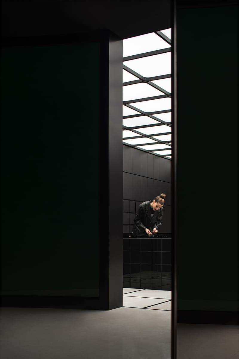 Черно-белая графика в интерьере ювелирного магазина – проект ATMOSPHERE Architects