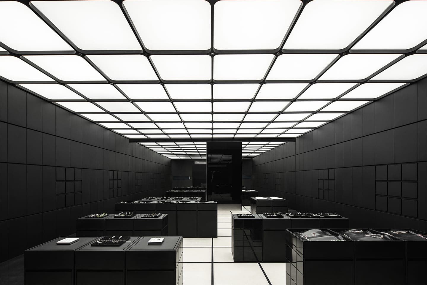 Черно-белая графика в интерьере ювелирного магазина – проект ATMOSPHERE Architects