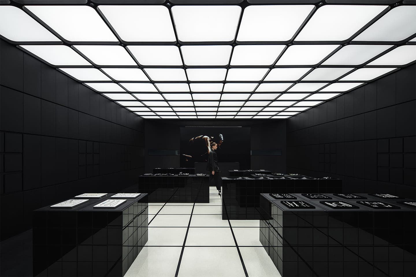 Черно-белая графика в интерьере ювелирного магазина – проект ATMOSPHERE Architects