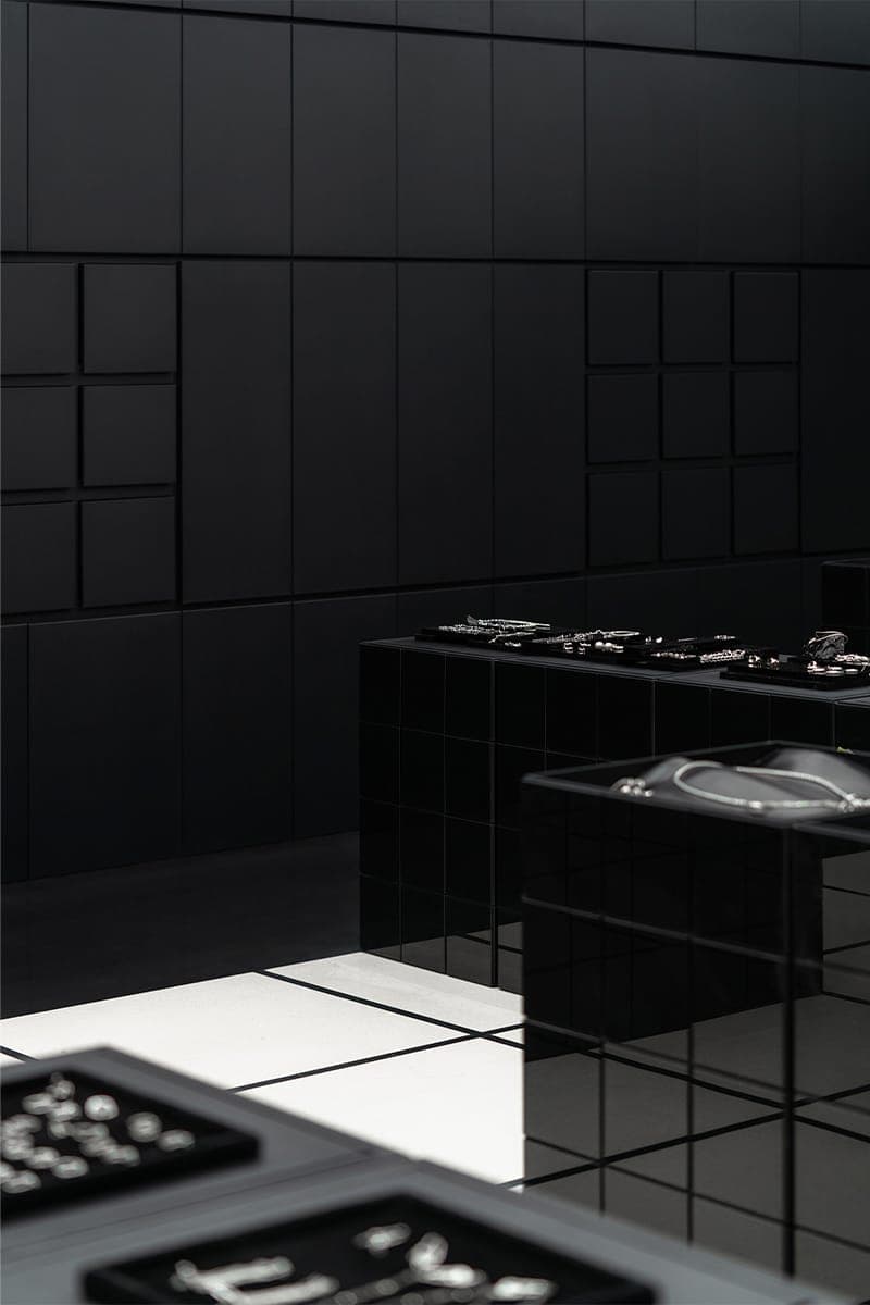 Черно-белая графика в интерьере ювелирного магазина – проект ATMOSPHERE Architects