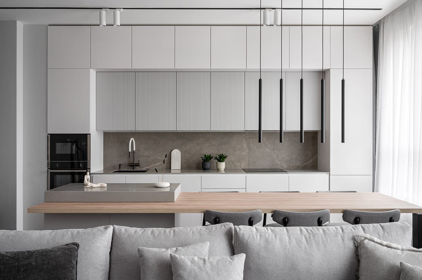 Серые, белые и пастельные оттенки в интерьере семейной квартиры – проект DKart Design Studio