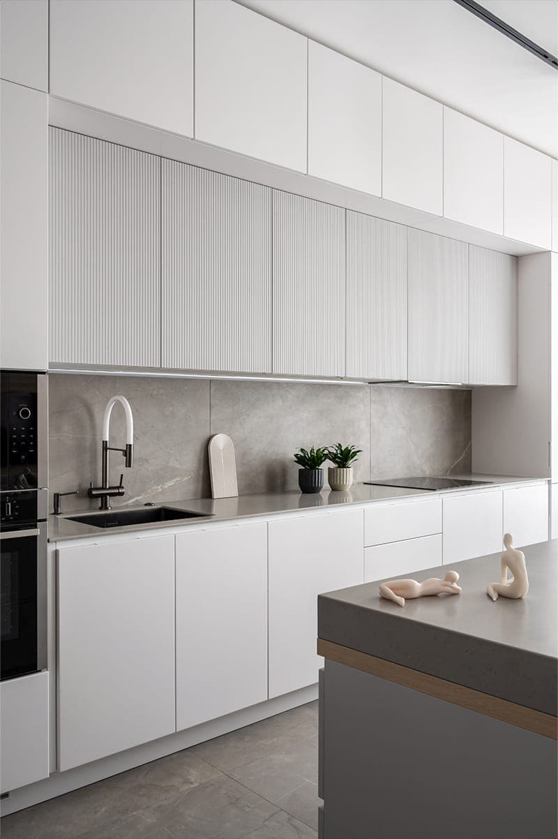 Серые, белые и пастельные оттенки в интерьере семейной квартиры – проект DKart Design Studio