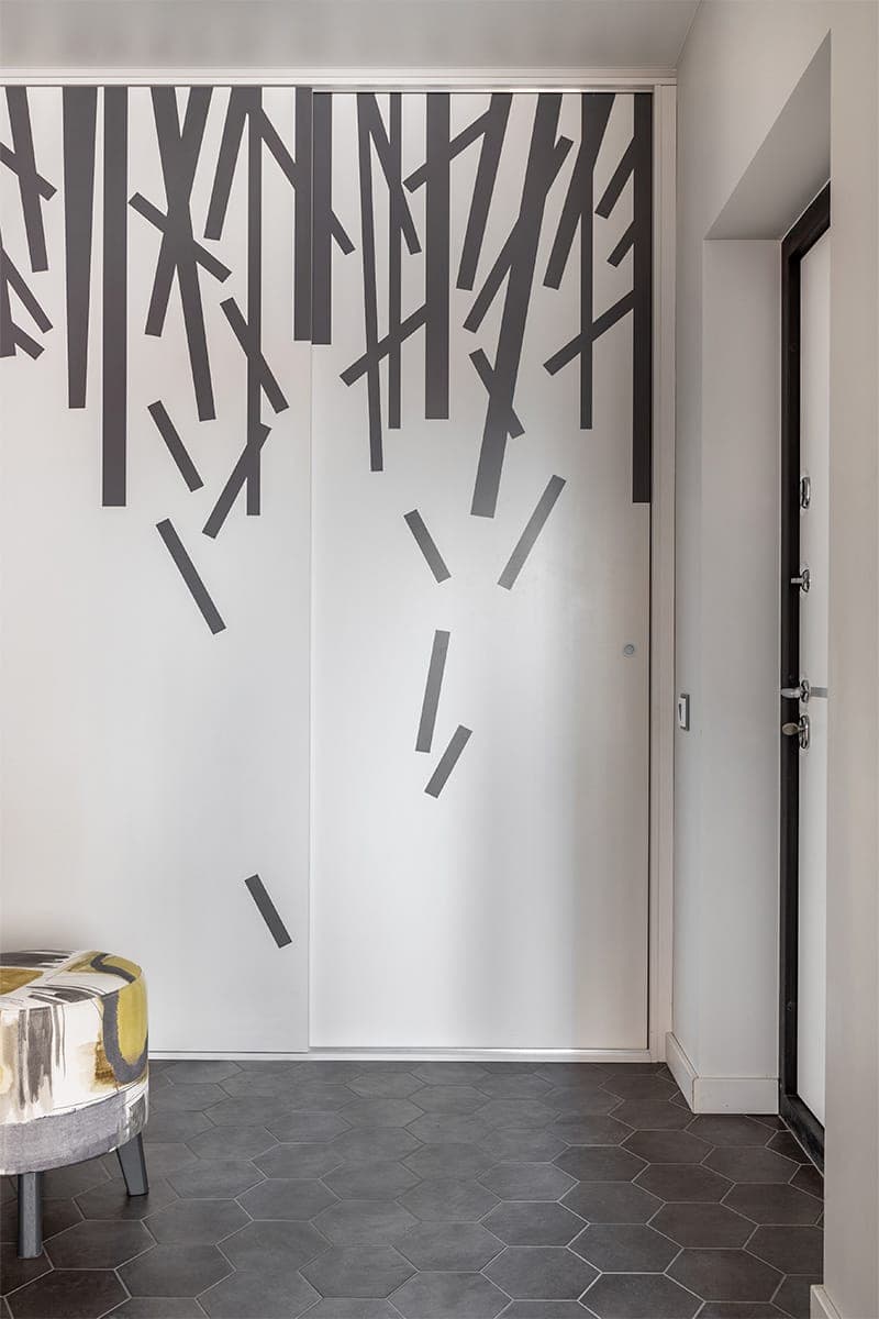 Монохромный интерьер с ломаными линиями и графичными деталями – проект Юлии Арутюнян