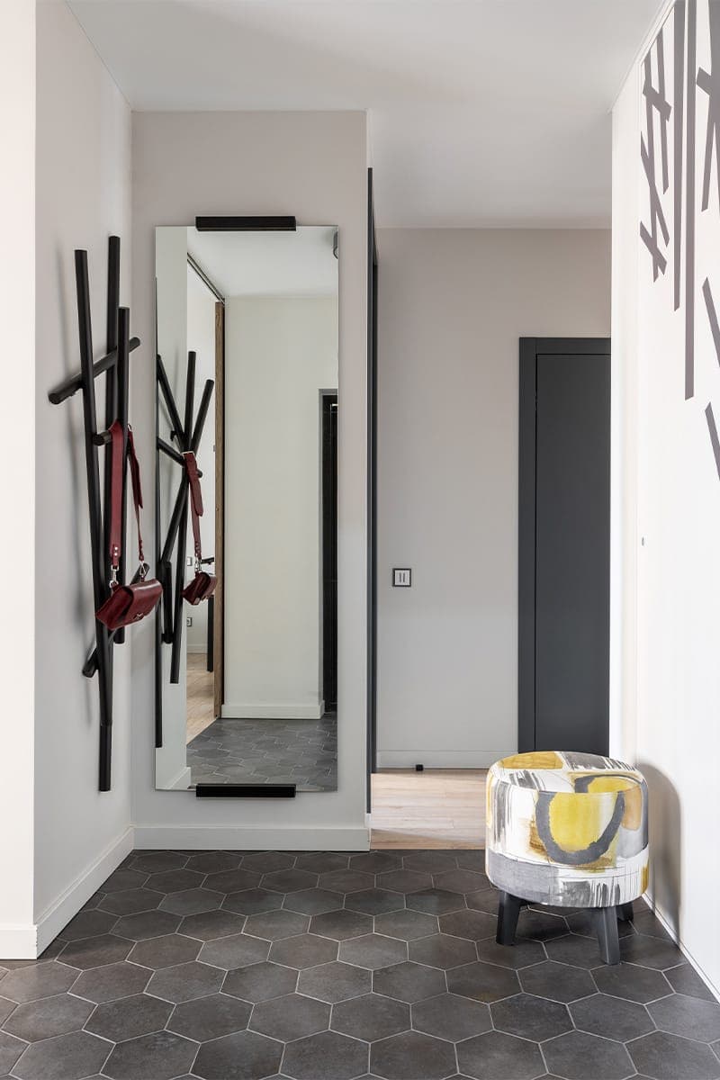 Монохромный интерьер с ломаными линиями и графичными деталями – проект Юлии Арутюнян