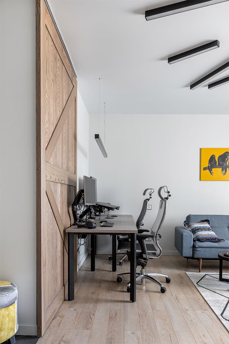 Монохромный интерьер с ломаными линиями и графичными деталями – проект Юлии Арутюнян