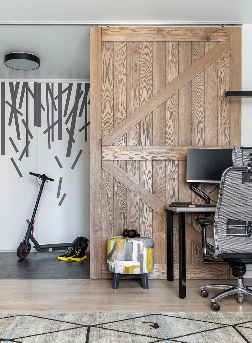 Монохромный интерьер с ломаными линиями и графичными деталями – проект Юлии Арутюнян