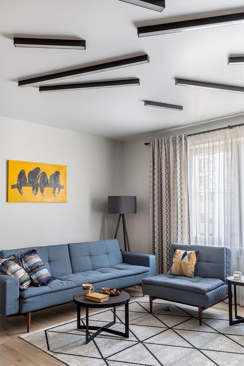 Монохромный интерьер с ломаными линиями и графичными деталями – проект Юлии Арутюнян