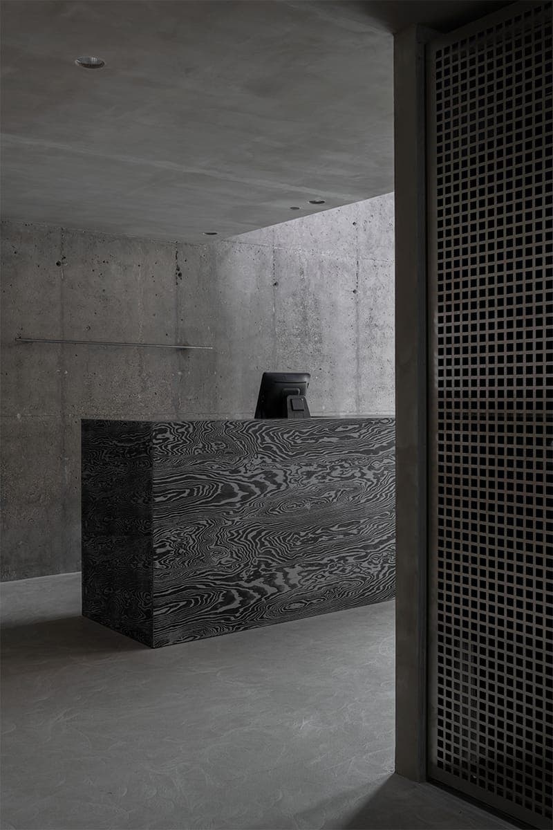 Авторские детали и технологичные арт-объекты в брутальном интерьере магазина одежды – проект бюро Gulyaev + Tsakharias