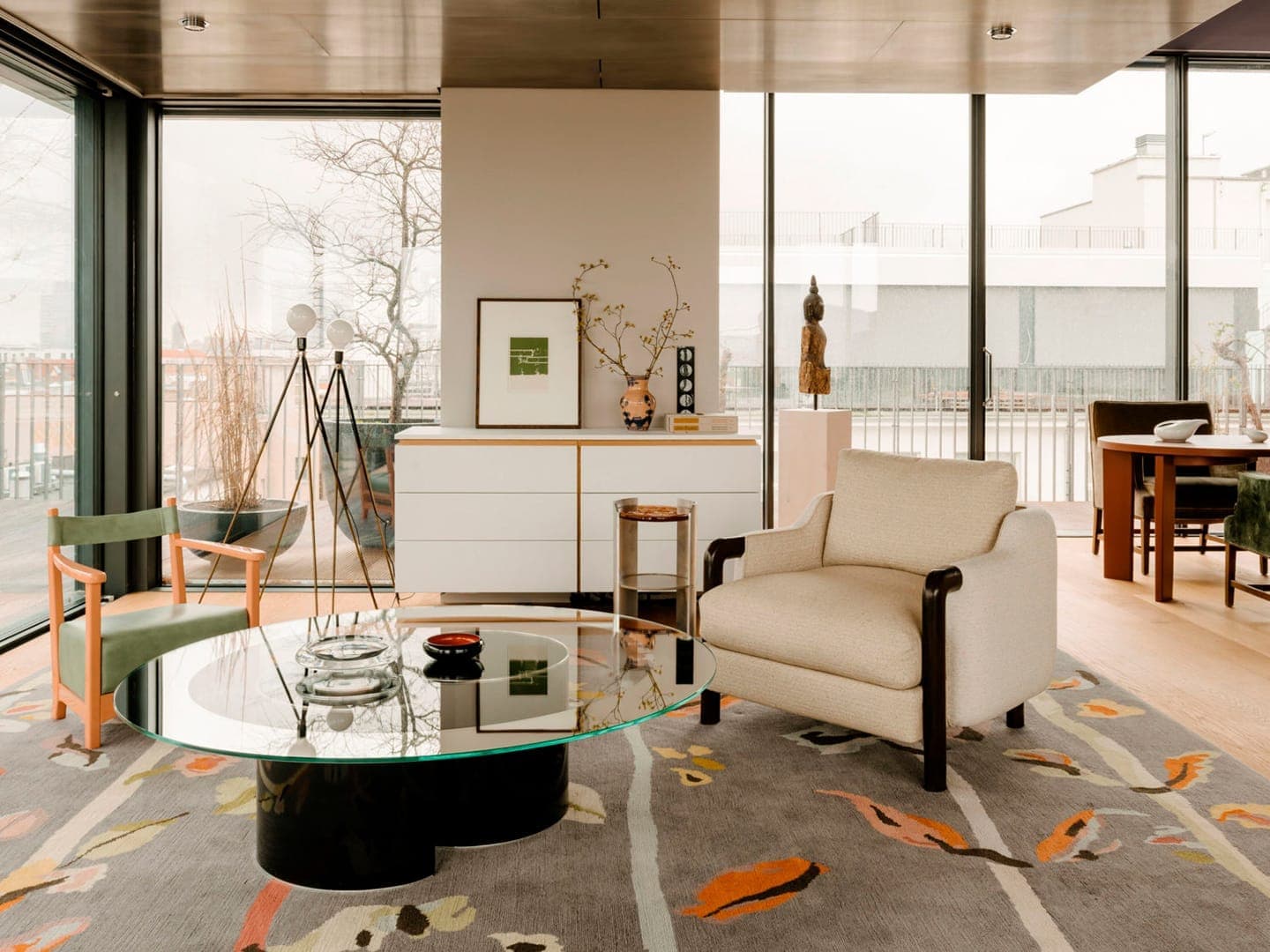 Красный, фиолетовый и зеленый: небанальные сочетания цветов в интерьере немецкой квартиры — проект Гисберта Пёпплера