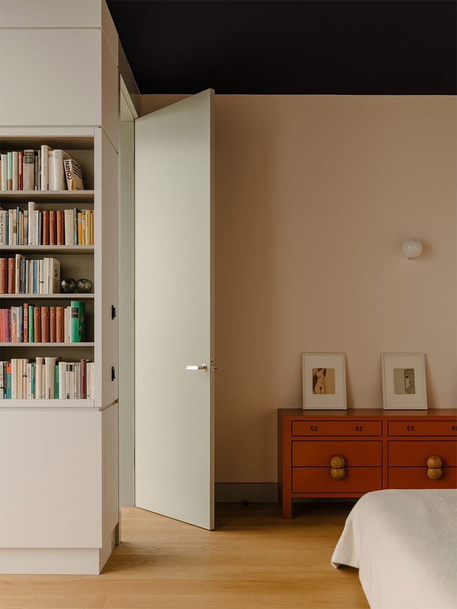 Красный, фиолетовый и зеленый: небанальные сочетания цветов в интерьере немецкой квартиры — проект Гисберта Пёпплера