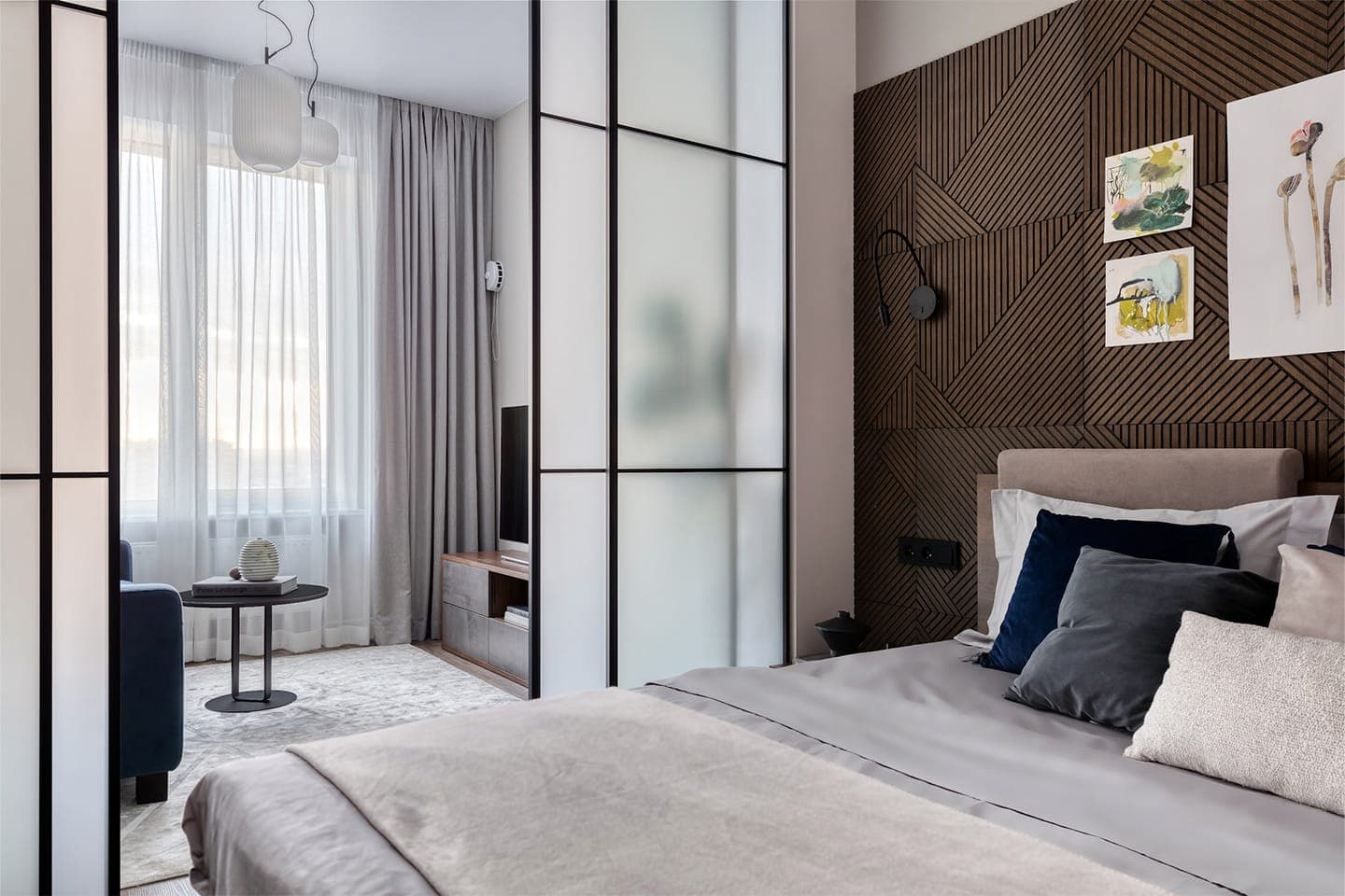 Необычная спальня и умное зонирование в интерьере стильной квартиры ― проект Black Wall Interior Design Studio