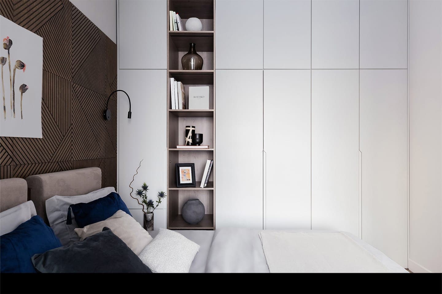 Необычная спальня и умное зонирование в интерьере стильной квартиры ― проект Black Wall Interior Design Studio