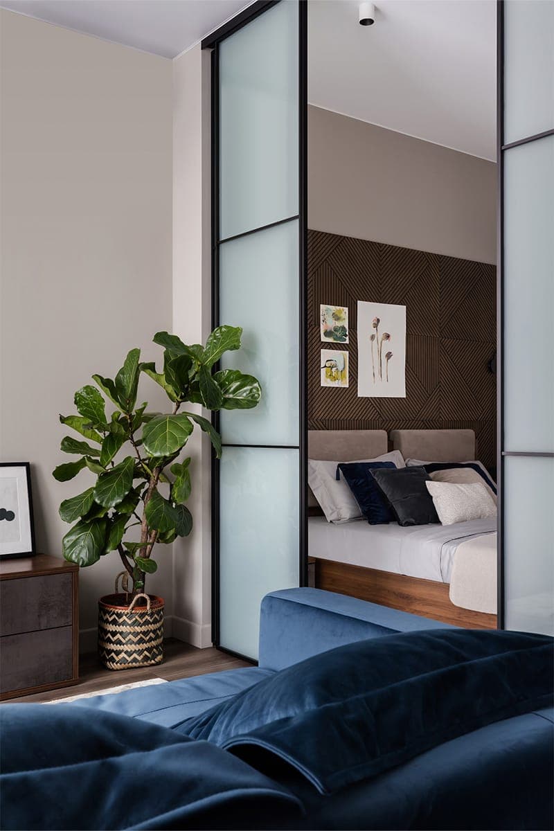 Необычная спальня и умное зонирование в интерьере стильной квартиры ― проект Black Wall Interior Design Studio