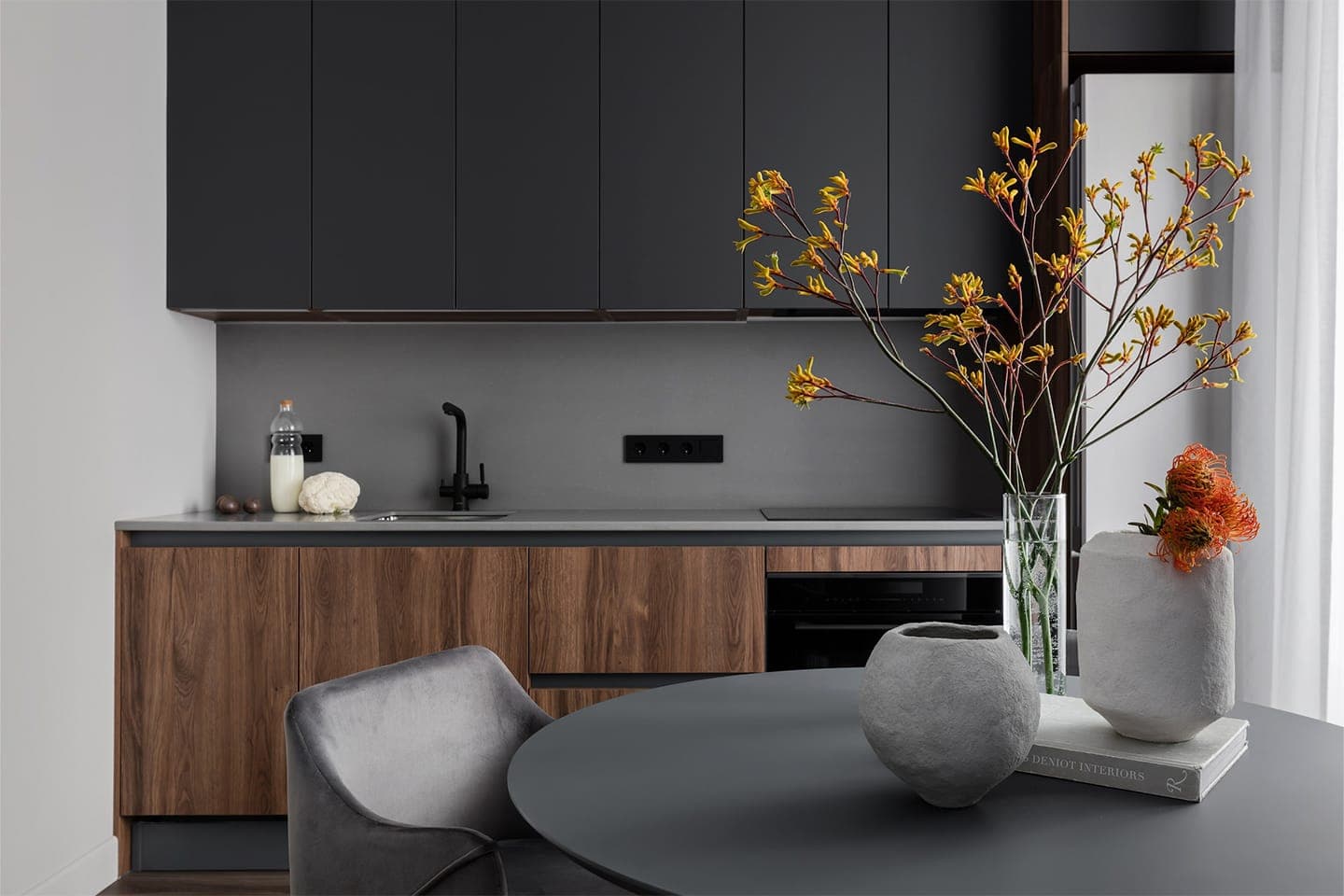 Необычная спальня и умное зонирование в интерьере стильной квартиры ― проект Black Wall Interior Design Studio