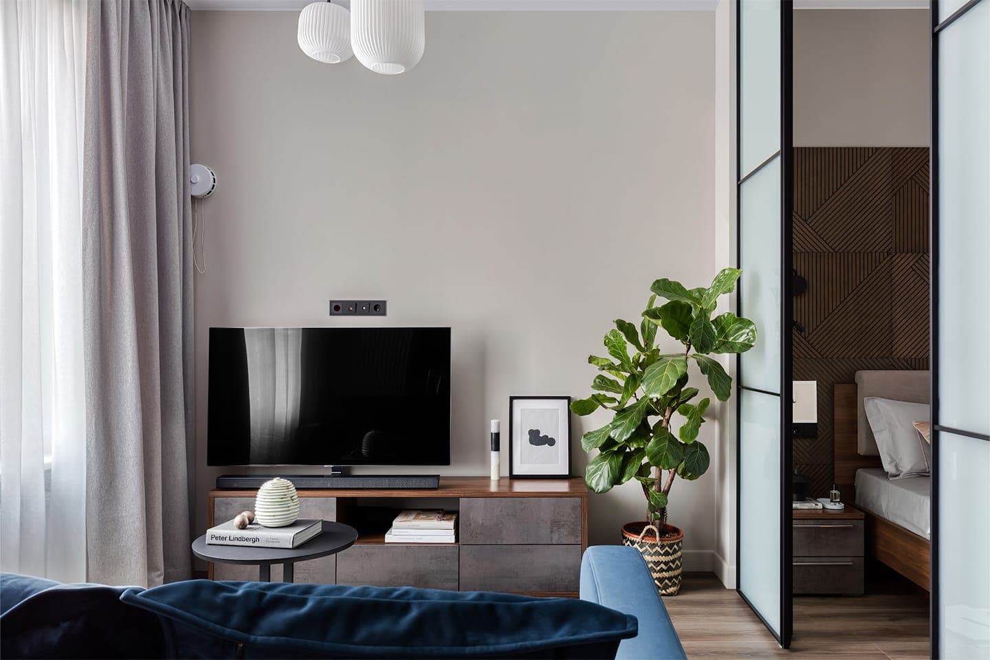 Необычная спальня и умное зонирование в интерьере стильной квартиры ― проект Black Wall Interior Design Studio